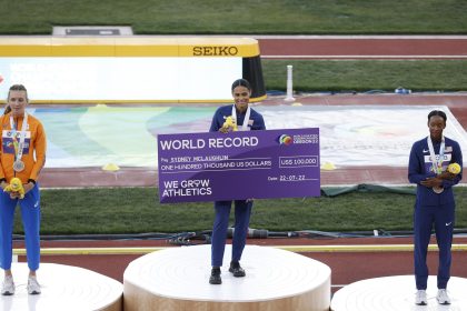 La estadounidense Sydney Mclaughlin (c), récord del mundo y medalla de oro, posa junto a la holandesa Femke Bol (c), medalla de plata, y la estadounidense Dalilah Muhammad, medalla de bronce, en el podio de 400m vallas femenino hoy, en los Campeonatos mundiales de atletismo que se realizan en el estadio Hayward Field en Eugene (EE.UU.). EFE/ Kai Forsterling