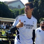 El guardameta del Real Madrid, el belga Thibaut Courtois, saluda a los aficionados a su llegada a un entrenamiento, hoy, en las instalaciones de la Universidad de California Los Ángeles (UCLA), en Los Ángeles, California (EE.UU.). EFE/Javier Rojas