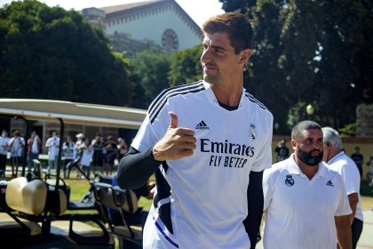 El guardameta del Real Madrid, el belga Thibaut Courtois, saluda a los aficionados a su llegada a un entrenamiento, hoy, en las instalaciones de la Universidad de California Los Ángeles (UCLA), en Los Ángeles, California (EE.UU.). EFE/Javier Rojas