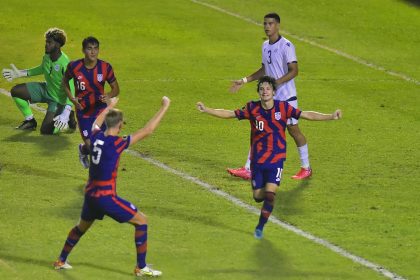 Paxten Aaronson (d) de Estados Unidos celebra un gol anotado ante República Dominicana durante un partido por la final del Premundial Sub-20 de la CONCACAF disputado en el estadio Olímpico Metropolitano, hoy en San Pedro Sula (Honduras). EFE/José Valle