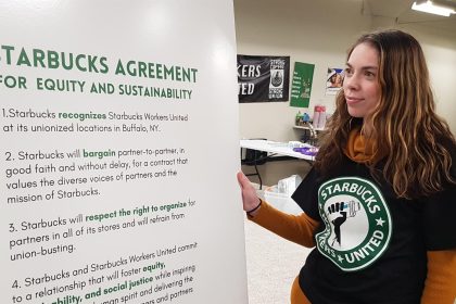 Fotografía de archivo de Casey Moore, una empleada de Starbucks y una de las líderes que ha participado en el comité de organización para la formación del primer sindicato de la cadena en Estados Unidos. EFE/Jorge Fuentelsaz