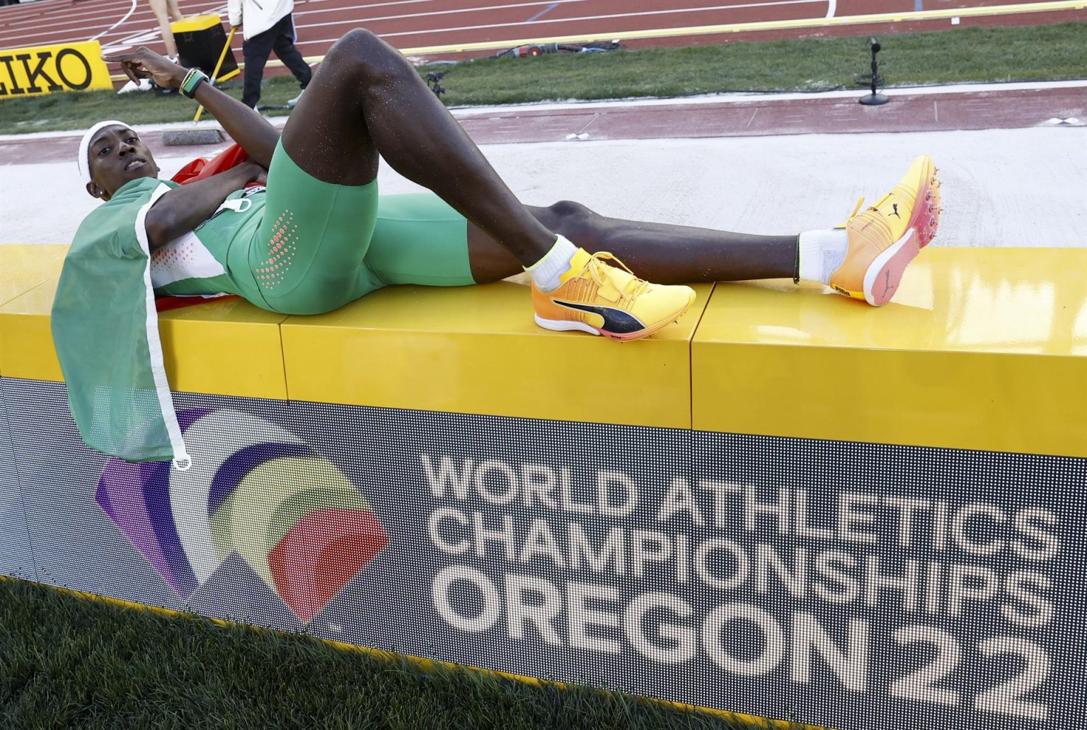 El portugués Pedro Pichardo celebra tras ganar la medalla de oro en la prueba de salto triple en el Campeonato Mundial de Atletismo Oregon22 en Hayward Field en Eugene, Oregón (EE.UU.), este 23 de julio de 2022. EFE/EPA/Robert Ghement