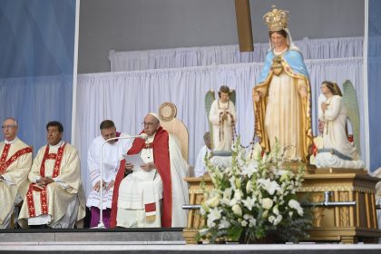 El Papa Francisco participa en la reunión con los indígenas y los feligreses de la iglesia del Sagrado Corazón en Edmonton durante su viaje pastoral a Canadá, este martes.  EFE/ Ciro Fusco