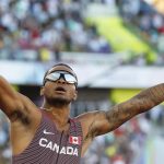 El canadiense Andre De Grasse celebra tras ganar la prueba de relevos 4x100 metros en el Campeonato Mundial de Atletismo Oregon22 en Hayward Field en Eugene, Oregón (EE.UU.), este 23 de julio de 2022. EFE/EPA/John G. Mabanglo