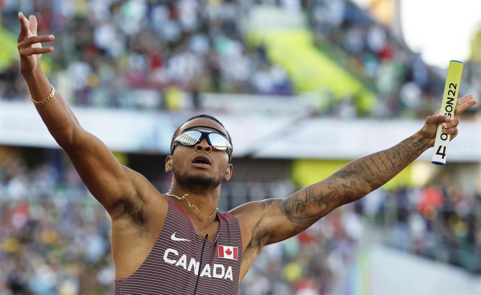 El canadiense Andre De Grasse celebra tras ganar la prueba de relevos 4x100 metros en el Campeonato Mundial de Atletismo Oregon22 en Hayward Field en Eugene, Oregón (EE.UU.), este 23 de julio de 2022. EFE/EPA/John G. Mabanglo