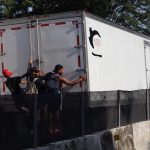 Migrantes se suben a un vehículo para avanzar en la caravana que salió hacia Estados Unidos, desde Tapachula (México). Imagen de archivo. EFE/ Juan Manuel Blanco