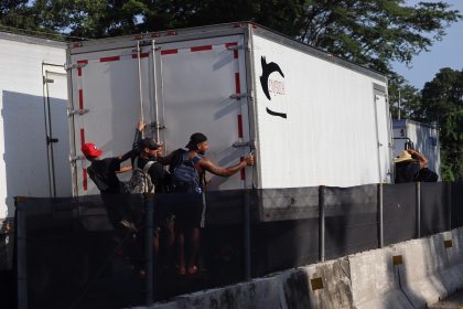 Migrantes se suben a un vehículo para avanzar en la caravana que salió hacia Estados Unidos, desde Tapachula (México). Imagen de archivo. EFE/ Juan Manuel Blanco