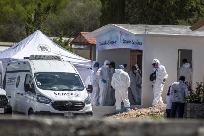 Peritos forenses trabajan en la exhumación del cuerpo de Debanhi Susana Escobar, hoy en el municipio de Galeana, en Nuevo León (México). EFE/Miguel Sierra.