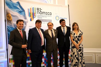 De izq. a der. el alcalde de Huelva (España), Gabriel Cruz; el director de Binómico, el congreso gastronómico iberoamericano de Europa, Alberto de Paz; el embajador de Argentina en EEUU, Jorge Argüello; el tercer teniente de alcalde de Cultura de Huelva, Daniel Montero, y la directora nacional de Marca País Argentina, Nadia Zanardi, posan durante la presentación del congreso, hoy en Washington (EE.UU). EFE/Jorge Dastis