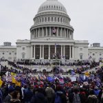 Fotografía de archivo de seguidores de Donald Trump irrumpen durante unas protestas en los terrenos del Capitolio de los Estados Unidos en Washington (Estados Unidos). EFE/ WILL OLIVER