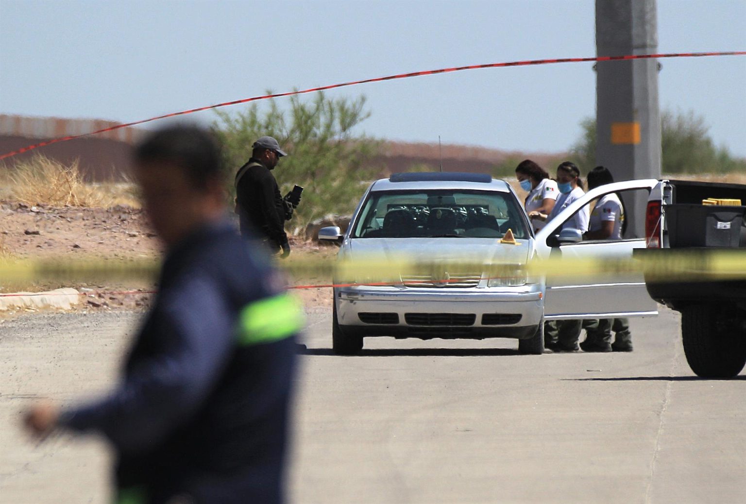 Imagen de archivo que muestra a peritos forenses laborando en la zona donde fue ejecutado un hombre en la linea divisoria, en Ciudad Juárez, en el estado de Chihuahua (México). EFE/Luis Torres