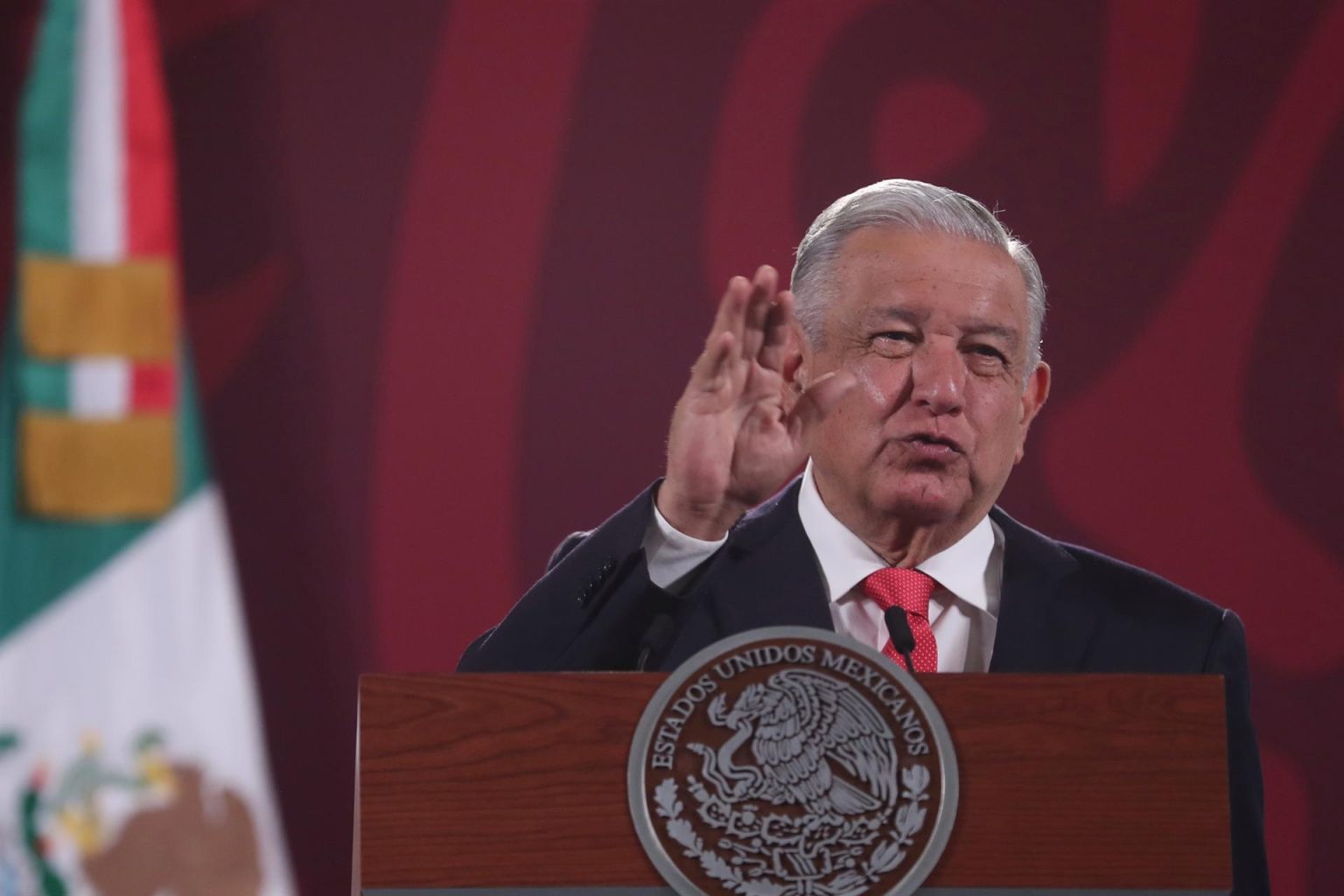 El presidente mexicano, Andrés Manuel López Obrador, habla hoy durante una conferencia de prensa en el Palacio Nacional de la Ciudad de México (México). EFE/Sáshenka Gutiérrez