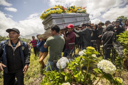 Cientos de personas fueron registradas este sábado al asistir al funeral de Pascual Melvin Guachiac, un joven guatemalteco de trece años que murió asfixiado, junto a otros 52 migrantes, en el interior de un camión en San Antonio (Texas, EE.UU.). El joven fue enterrado en Tzucubal (Nahualá, Guatemala). EFE/Esteban Biba