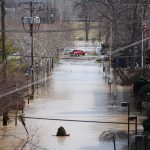 Vista de una calle cerca al puente colgante Roebling que muestra los efectos del desborde del río Ohio en Covington, Kentucky (Estados Unidos). Imagen de archivo . EFE/Mark Lyons.