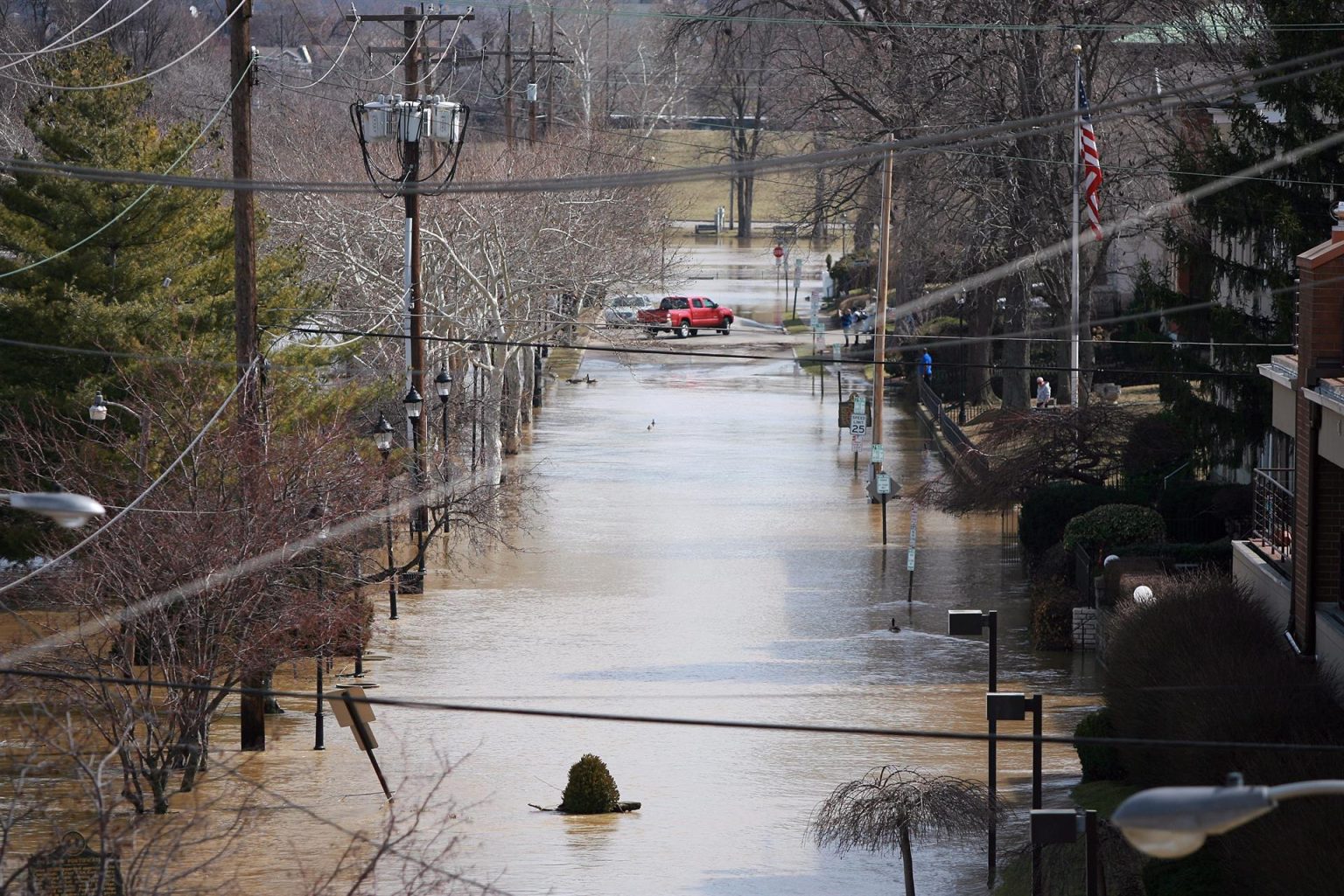 Vista de una calle cerca al puente colgante Roebling que muestra los efectos del desborde del río Ohio en Covington, Kentucky (Estados Unidos). Imagen de archivo . EFE/Mark Lyons.