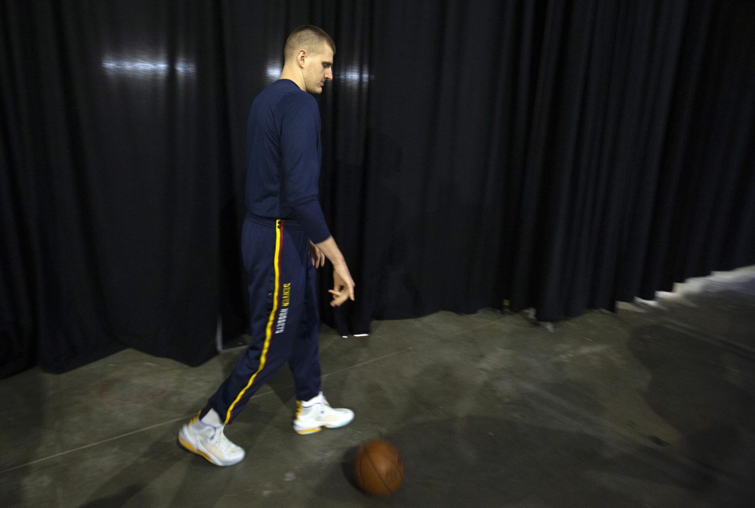 Fotografía de archivo en la que se registró al serbio Nikola Jokic, pívot estrella de los Nuggets de Denver, quien este viernes anunció la renovación con su equipo por cinco años y 270 millones de dólares, lo que supone el mayor acuerdo alcanzado en la historia de la NBA. EFE/D. Ross Cameron