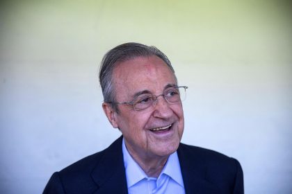 El presidente del Real Madrid, Florentino Pérez, acude a un entrenamiento del equipo en las instalaciones de la Universidad de California Los Ángeles (UCLA), en Los Ángeles (EE.UU.). EFE/Javier Rojas