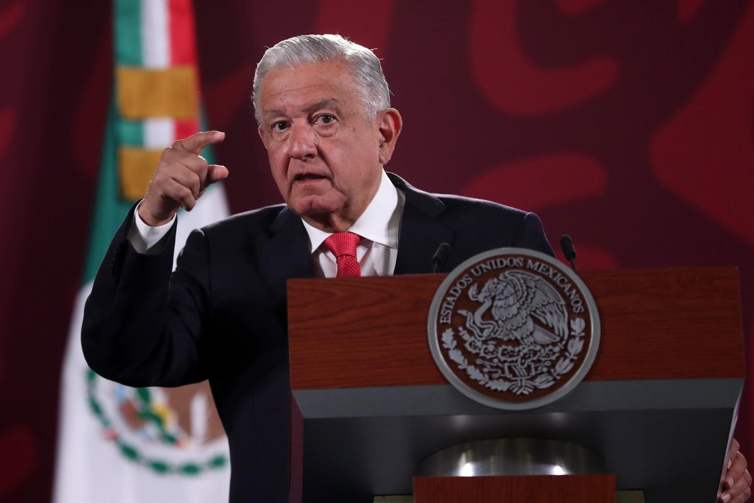 El presidente mexicano, Andrés Manuel López Obrador, habla hoy durante una conferencia de prensa en el Palacio Nacional de la Ciudad de México (México). EFE/Sáshenka Gutiérrez