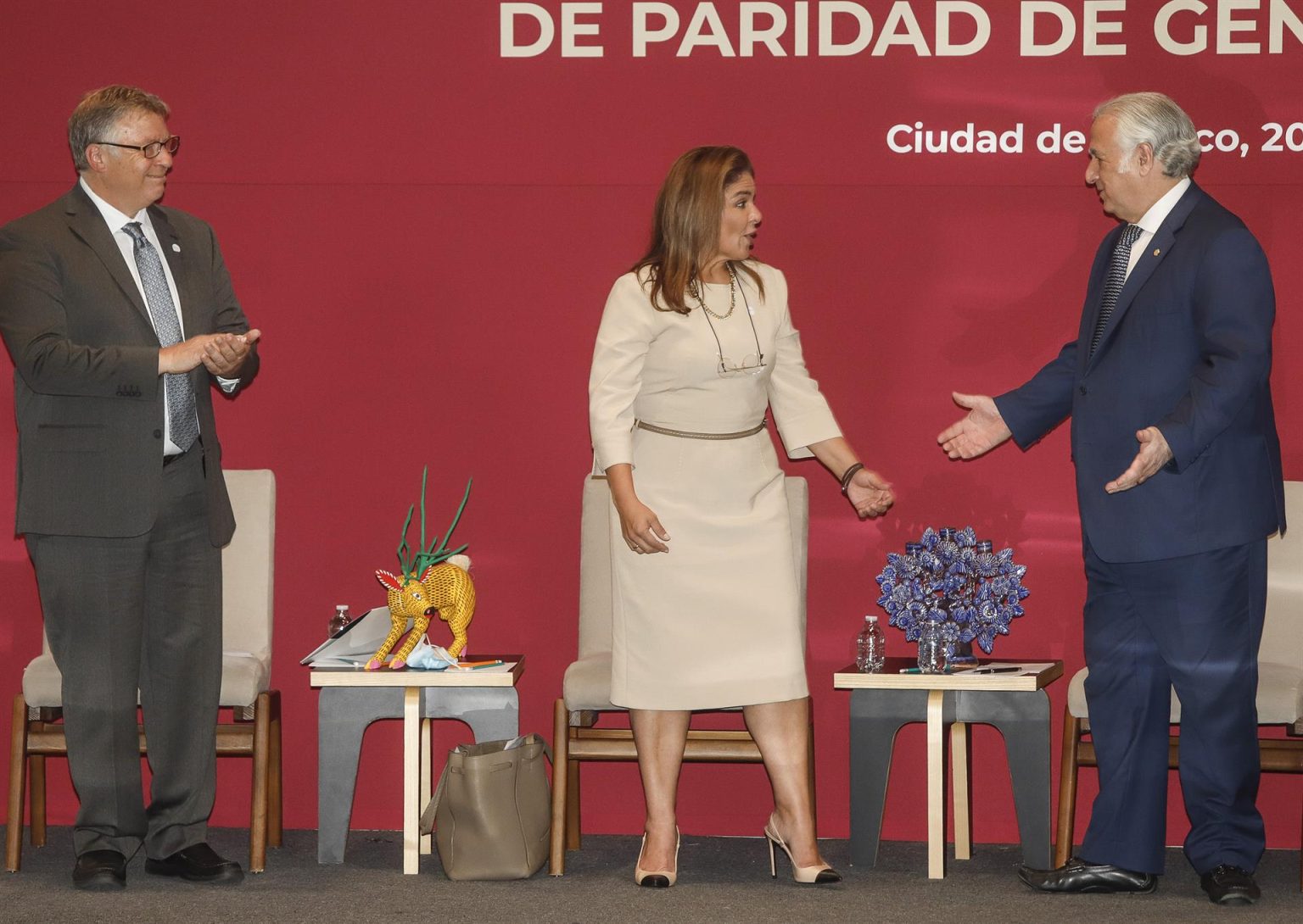 El representante del Banco Interamericano de Desarrollo (BID) en México, Ernesto Stein (i), la directora para América Latina de Foro Económico Mundial, Marisol Argueta (c), y el secretario de Turismo federal, Miguel Torruco Marqués (d), hoy durante el anuncio de la iniciativa para la paridad de género en México. EFE/Isaac Esquivel