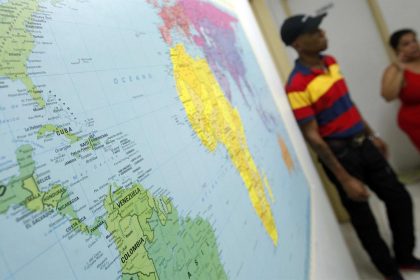 Fotografía de un grupo de migrantes cubanos en un albergue después de ser rescatados. EFE/Alejandro Bolívar