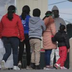 Migrantes esperan su turno para ser atendidos y recibir asilo en EEUU. EFE/ Luis Torres