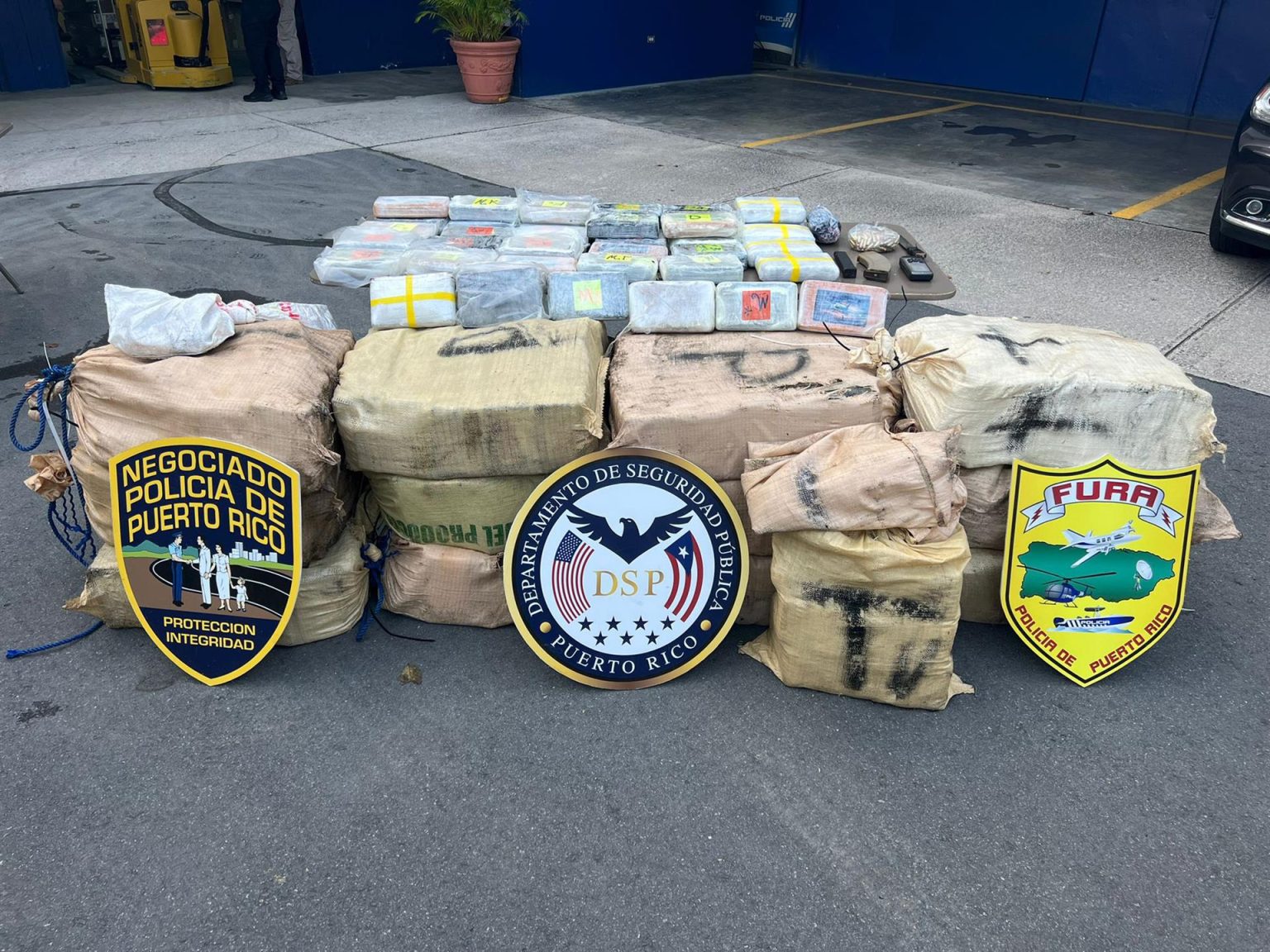 Fotografía cedida hoy por la Policía de Puerto Rico donde se aprecia un cargamento de cocaína valorado en 10 millones de dólares, decomisado este jueves a cuatro individuos que escaparon después de disparar contra los agentes en el sector La Ruina, en la costa de Dorado al norte de Puerto Rico. EFE/Policía de Puerto Rico /SOLO USO EDITORIAL /NO VENTAS /SOLO DISPONIBLE PARA ILUSTRAR LA NOTICIA QUE ACOMPAÑA /CRÉDITO OBLIGATORIO