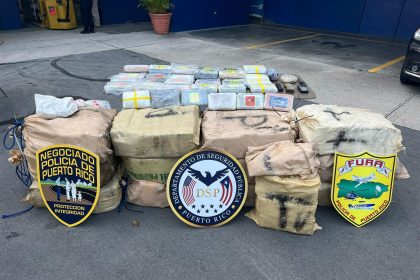 Fotografía cedida hoy por la Policía de Puerto Rico donde se aprecia un cargamento de cocaína valorado en 10 millones de dólares, decomisado este jueves a cuatro individuos que escaparon después de disparar contra los agentes en el sector La Ruina, en la costa de Dorado al norte de Puerto Rico. EFE/Policía de Puerto Rico /SOLO USO EDITORIAL /NO VENTAS /SOLO DISPONIBLE PARA ILUSTRAR LA NOTICIA QUE ACOMPAÑA /CRÉDITO OBLIGATORIO