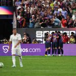 Jugadores del FC Barcelona celebran una anotación en la primera mitad del partido frente al Real Madrid en el Allegiant Stadium, en Las Vegas, Nevada (EE.UU.), este 23 de julio de 2022. EFE/EPA/Joe Buglewicz