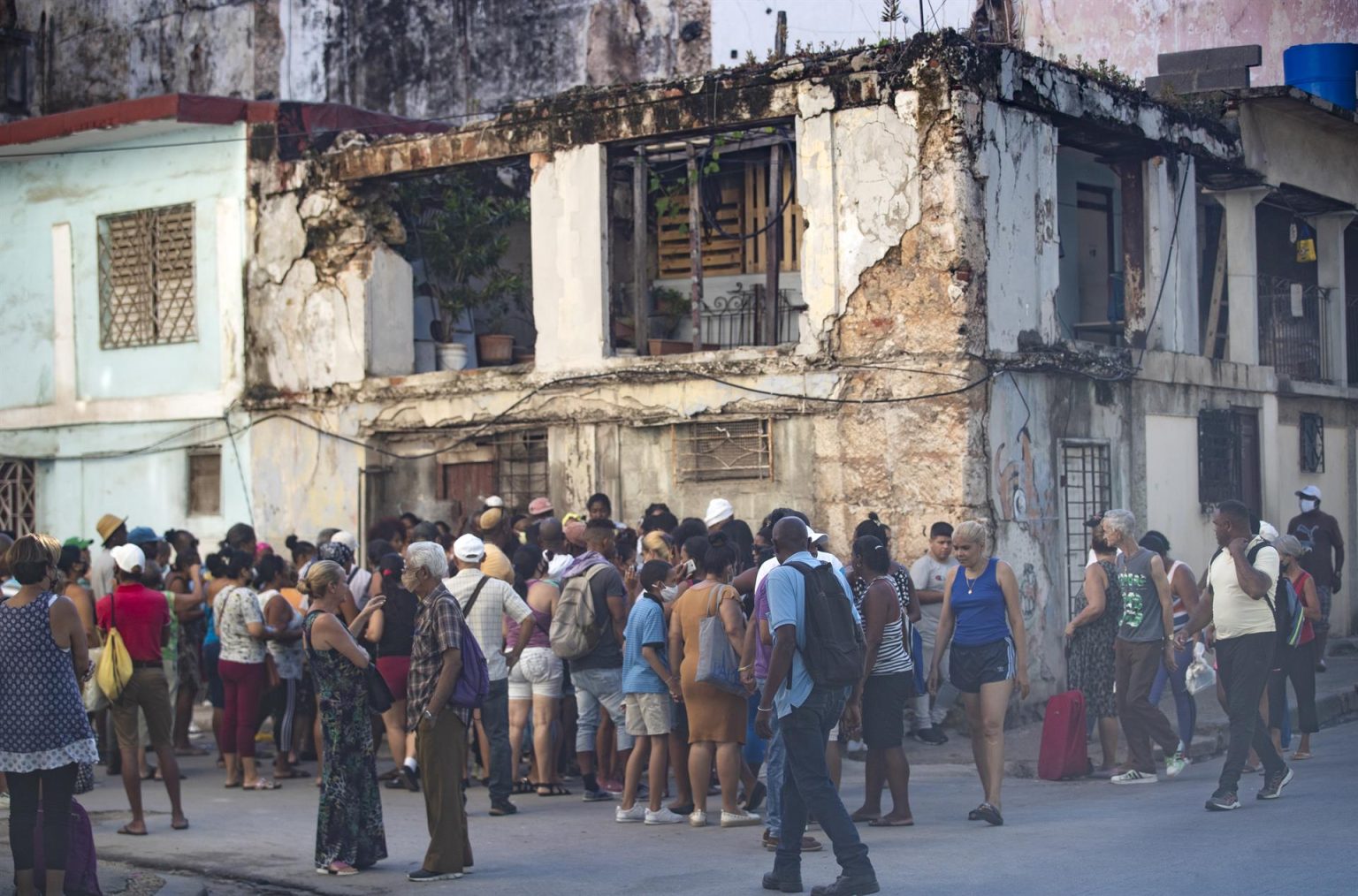 Varias personas esperan su turno para comprar frazada para piso, en La Habana (Cuba). Imagen de archivo. EFE/ Yander Zamora