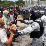 Personal de la Guardia Nacional (GN) impiden el paso este miércoles, a migrantes a las oficinas del Instituto Nacional de Migración (INM) en el municipio de Huixtla, en Chiapas (México). EFE/Juan Manuel Blanco