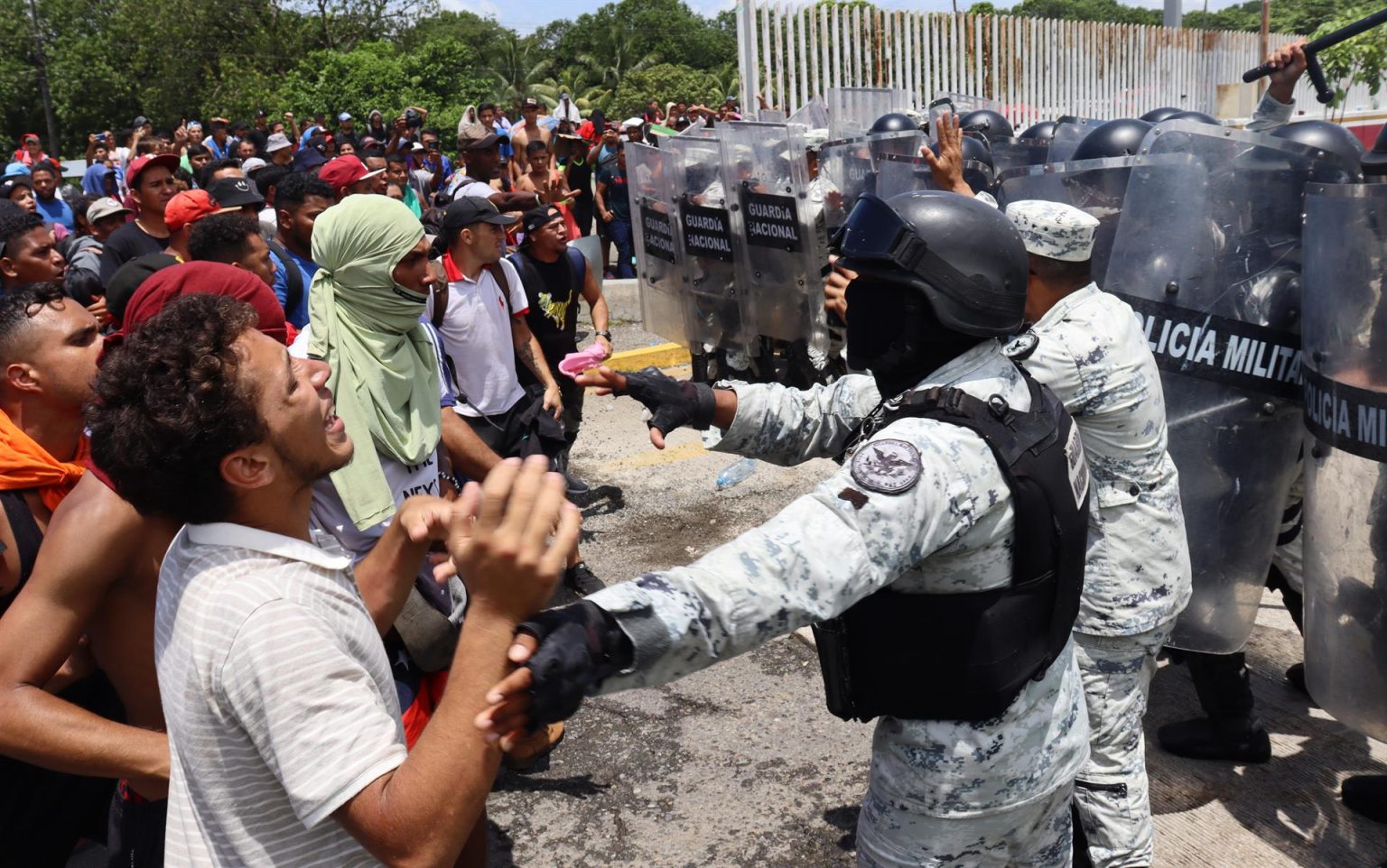 Personal de la Guardia Nacional (GN) impiden el paso este miércoles, a migrantes a las oficinas del Instituto Nacional de Migración (INM) en el municipio de Huixtla, en Chiapas (México). EFE/Juan Manuel Blanco