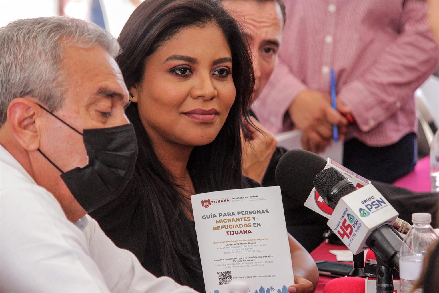 La alcaldesa de Tijuana, Montserrat Caballero participa hoy, durante una rueda de prensa en la garita peatonal del Chaparral en Tijuana, Baja California (México). EFE/Joebeth Terriquez