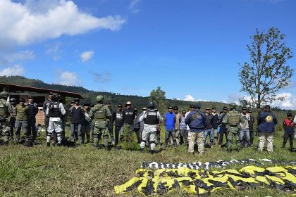 Fotografía cedida hoy, cortesía de la Secretaria de la Defensa Nacional (Sedena), donde se observa la captura de un grupo armado en el municipio de Hidalgo en Michoacán (México). EFE/Sedena/SOLO USO EDITORIAL/SOLO DISPONIBLE PARA ILUSTRAR LA NOTICIA QUE ACOMPAÑA(CRÉDITO OBLIGATORIO)