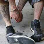 Un hombre permanece esposado tras ser detenido por agentes de la Patrulla Fronteriza de Estados Unidos (USBP). Imagen de archivo. EFE/Larry W. Smith