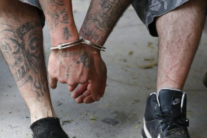 Un hombre permanece esposado tras ser detenido por agentes de la Patrulla Fronteriza de Estados Unidos (USBP). Imagen de archivo. EFE/Larry W. Smith