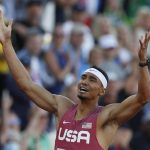 El estadounidense Michael Norman celebra tras ganar en 400m masculino hoy, en los Campeonatos mundiales de atletismo que se realizan en el estadio Hayward Field en Eugene (EE.UU.). EFE/ Alberto Estevez