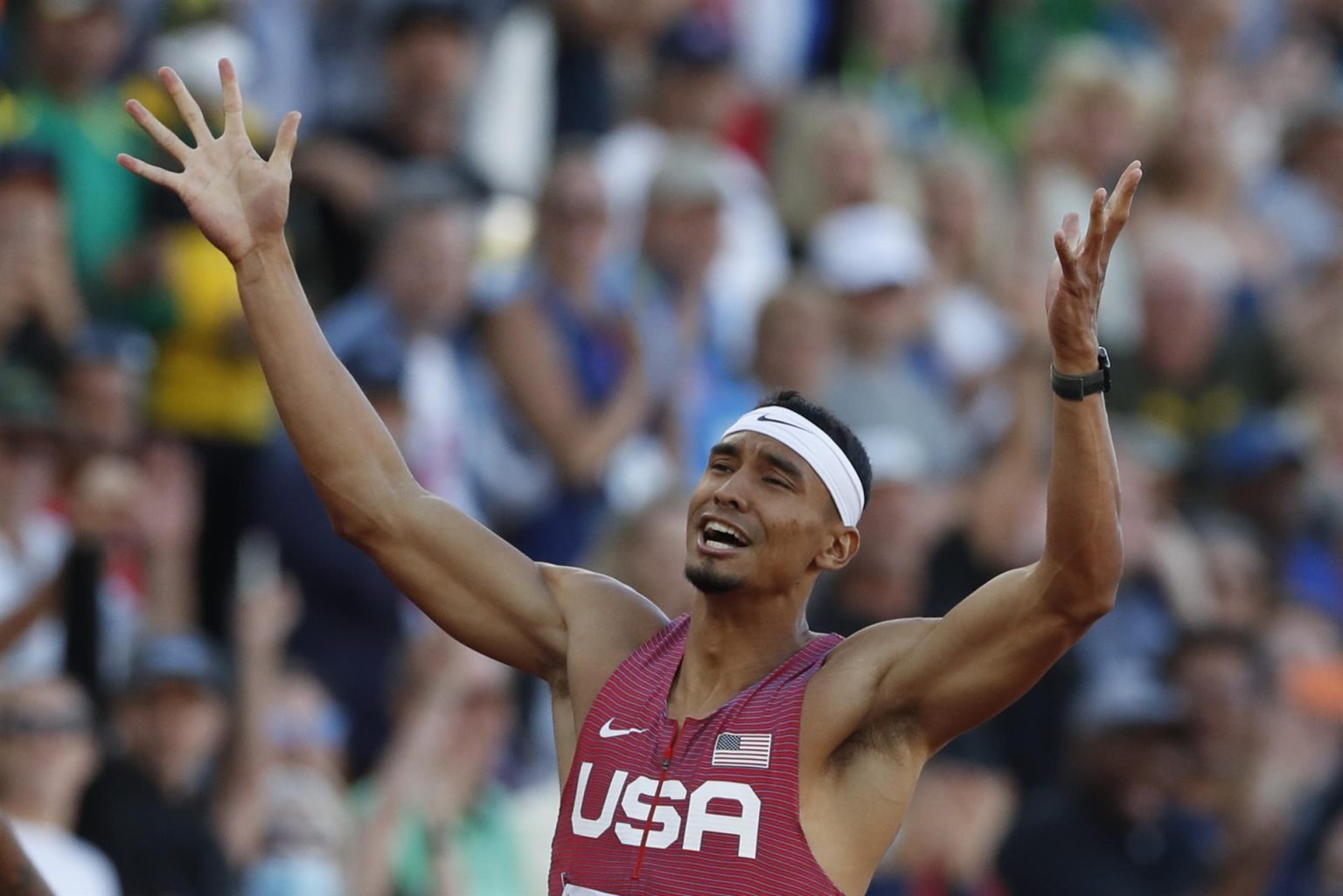 El estadounidense Michael Norman celebra tras ganar en 400m masculino hoy, en los Campeonatos mundiales de atletismo que se realizan en el estadio Hayward Field en Eugene (EE.UU.). EFE/ Alberto Estevez