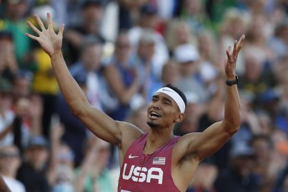 El estadounidense Michael Norman celebra tras ganar en 400m masculino hoy, en los Campeonatos mundiales de atletismo que se realizan en el estadio Hayward Field en Eugene (EE.UU.). EFE/ Alberto Estevez