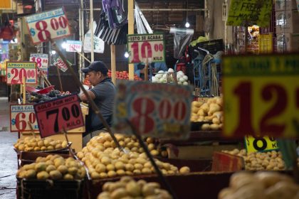 Vista de un puesto de verduras donde se exhiben los carteles con precios en un mercado de la capital mexicana (México). Imagen de archivo. EFE/Isaac Esquivel