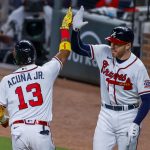 Fotografía de archivo en la que se registró al venezolano Ronald Acuña Jr. (i), jardinero de los Bravos de Atlanta, al celebrar un jonrón, con su compañero Freddie Freeman (d). Acuña Jr. fue seleccionado para hacer parte del Juego de las Estrellas 2022 de la MLB. EFE/Erik S. Lesser