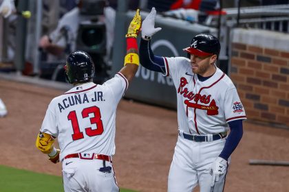 Fotografía de archivo en la que se registró al venezolano Ronald Acuña Jr. (i), jardinero de los Bravos de Atlanta, al celebrar un jonrón, con su compañero Freddie Freeman (d). Acuña Jr. fue seleccionado para hacer parte del Juego de las Estrellas 2022 de la MLB. EFE/Erik S. Lesser