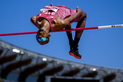 El catarí Mutaz Essa Barshim compite en la ronda de clasificación de salto de altura en los Mundiales de Eugene en el estadio Hayward Field, en Eugene, Oregón (EE.UU.), este 15 de julio de 2022. EFE/EPA/Jean-Christophe Bott