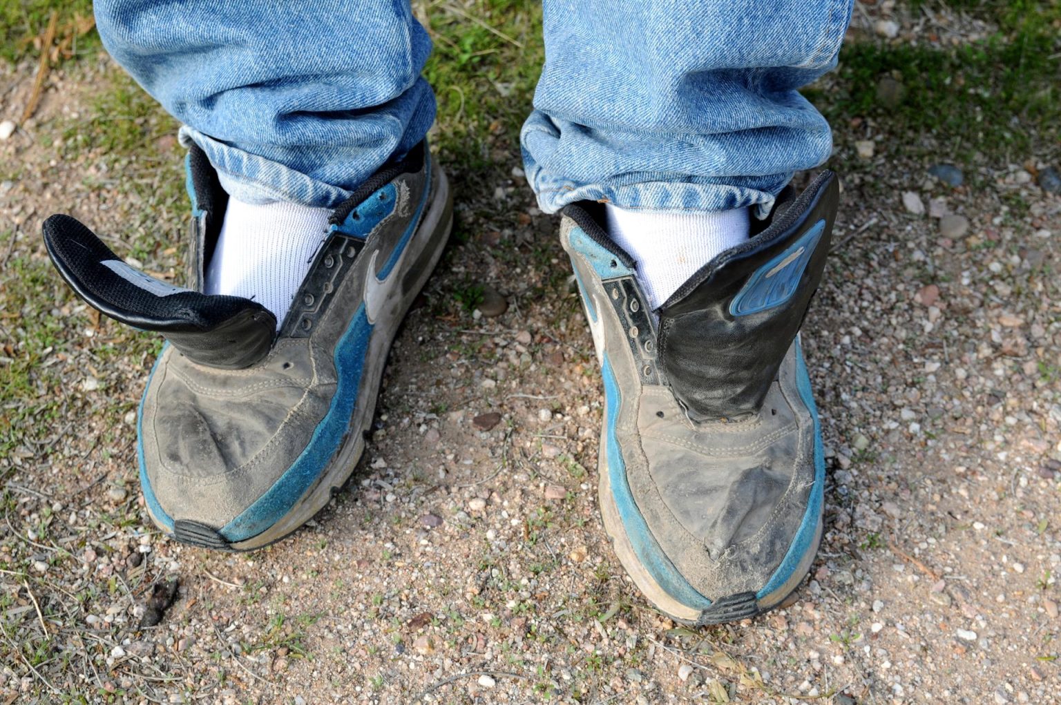 Vista de las zapatillas sin cordones de un inmigrante durante una entrevista en Tucson, Arizona (EE.UU.). Imagen de archivo. EFE/María León