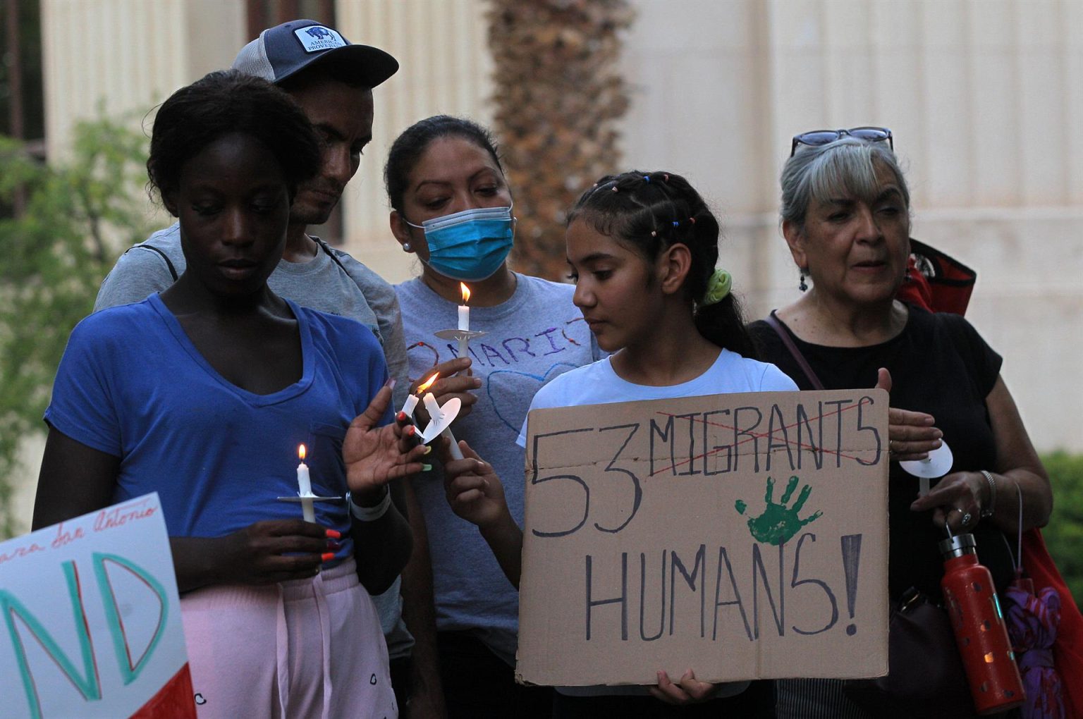 Imagen de archivo que muestra a un grupo de personas participando en una vigilia en memoria de los migrantes fallecidos dentro en un trailer, en El Paso,Texas (Estados Unidos). EFE/ Luis Torres