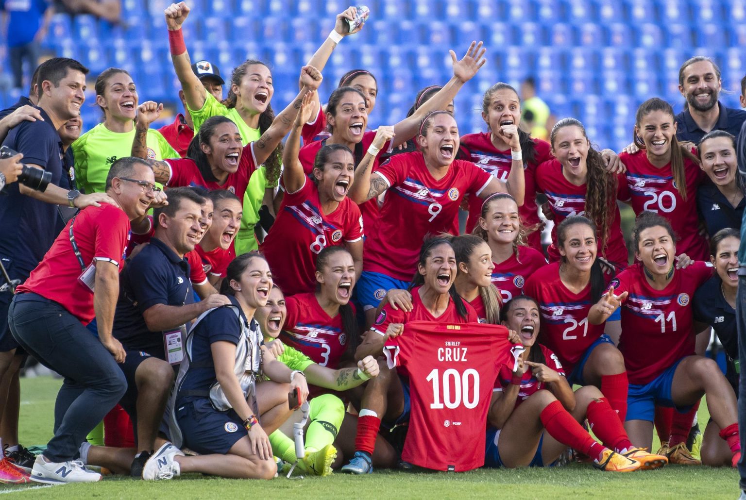 Jugadoras de la selección femenil de Costa Rica festejan en el estadio Universitario de La Universidad Autónoma de Nuevo León, en Monterrey (México). EFE/ Miguel Sierra