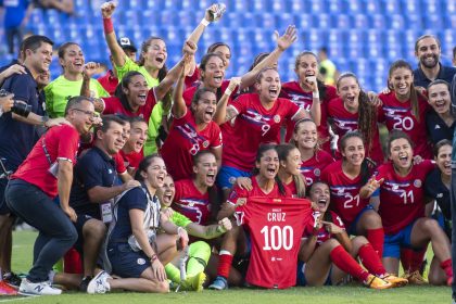 Jugadoras de la selección femenil de Costa Rica festejan en el estadio Universitario de La Universidad Autónoma de Nuevo León, en Monterrey (México). EFE/ Miguel Sierra