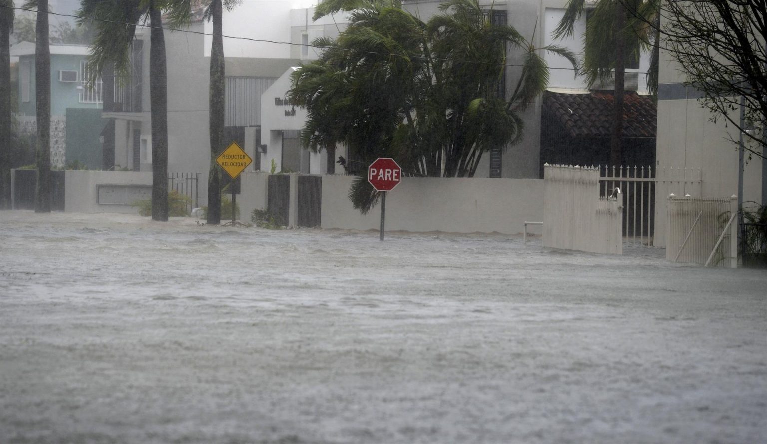 Fotografía de archivo de una vista de inundaciones tras el paso de un huracán , en San Juan (Puerto Rico). EFE/José Rodríguez