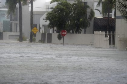 Fotografía de archivo de una vista de inundaciones tras el paso de un huracán , en San Juan (Puerto Rico). EFE/José Rodríguez