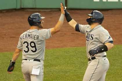 Fotografía de archivo en la que se registró al receptor Mike Zunino (d) y al jardinero Kevin Kiermaier (i), ambos bajas por lesión durante lo que resta de temporada de la MLB para los Rays de Tampa Bay. EFE/CJ Gunther