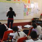 Niños asisten a clase en una escuela urbana del estado de Oaxaca (México). EFE/Mario Arturo Martínez